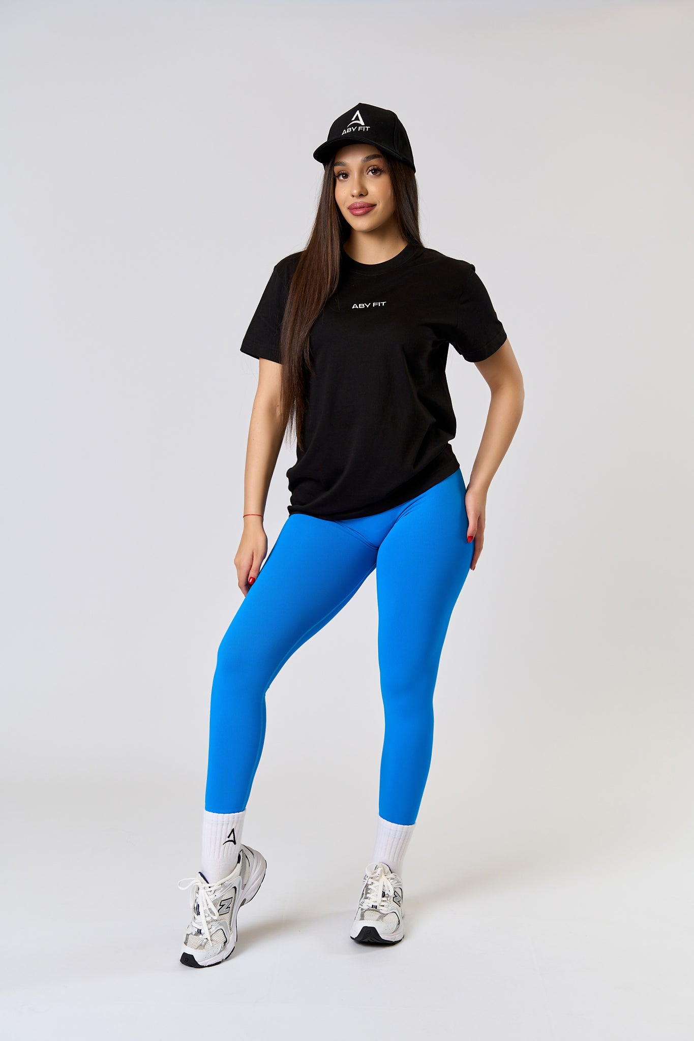 BIAŁA CZAPKA Z LOGO CZARNYM