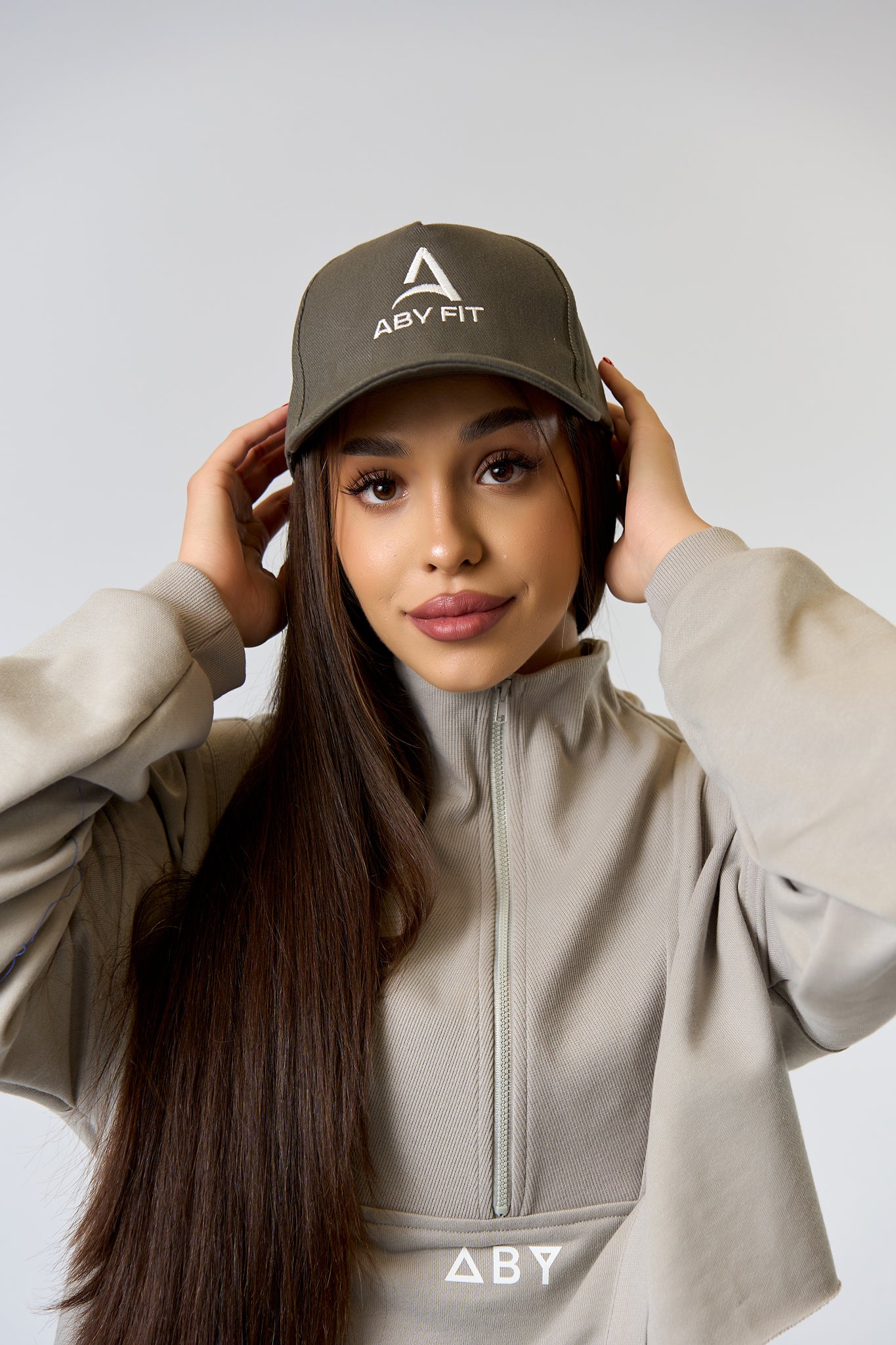 Czapka z logo BIAŁA Szara