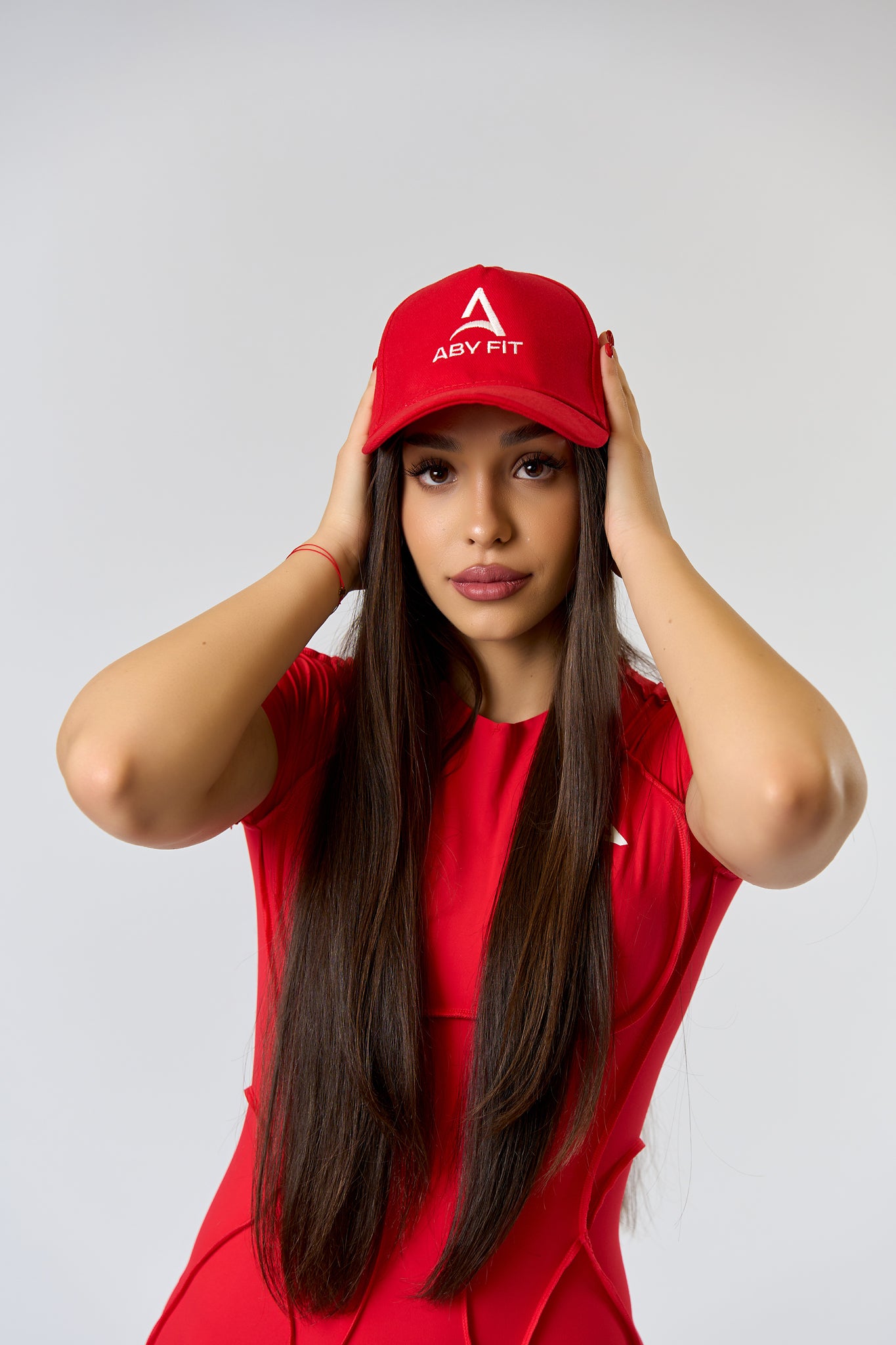 BIAŁY LOGO Czerwona czapka