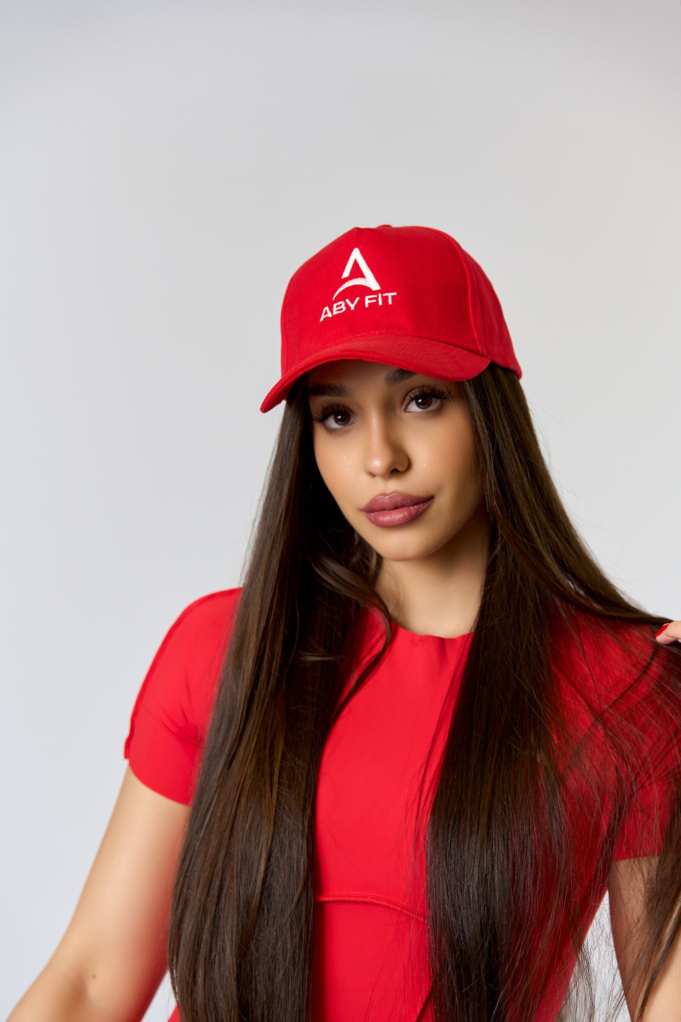 BIAŁY LOGO Czerwona czapka