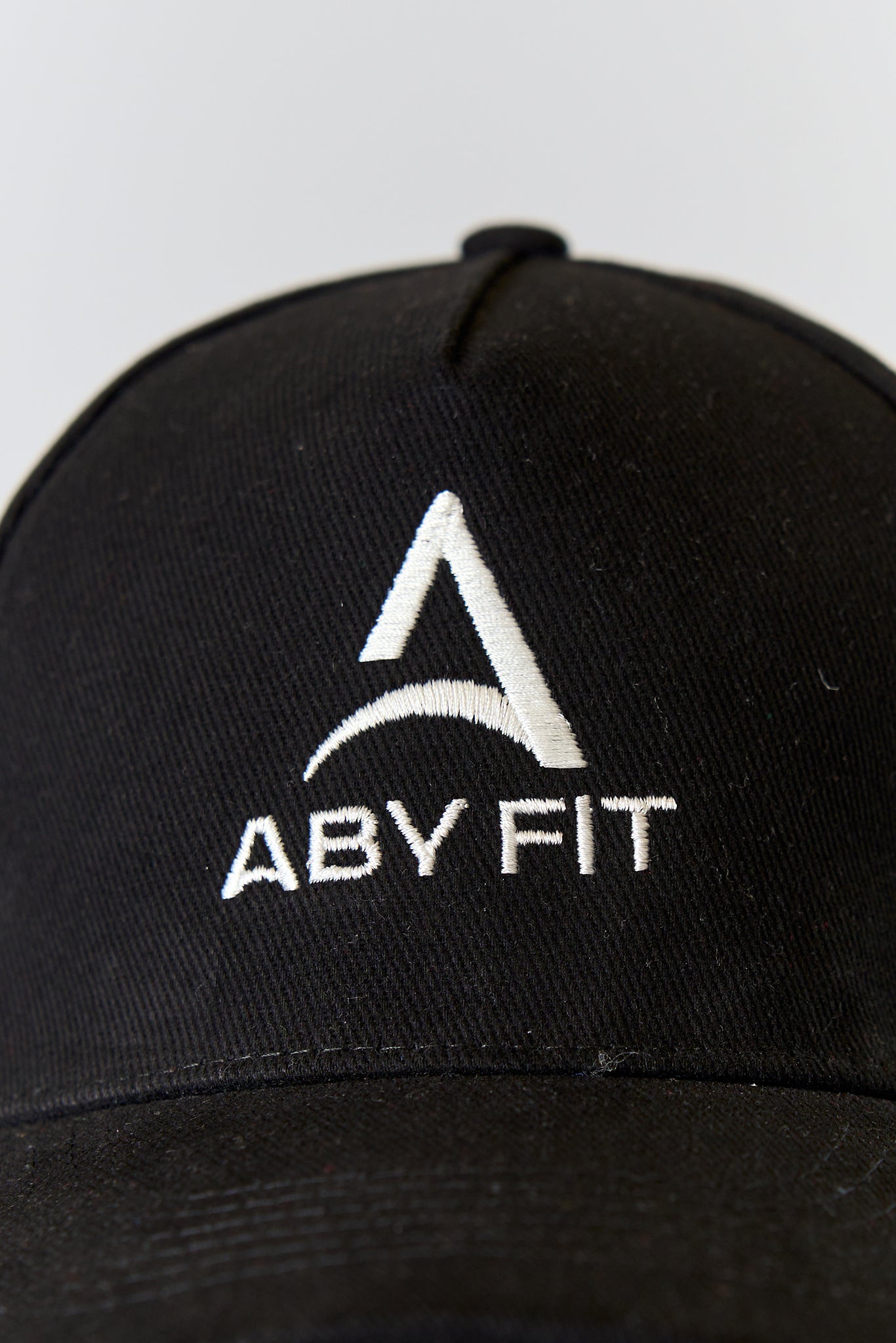 BIAŁA CZAPKA Z LOGO CZARNYM