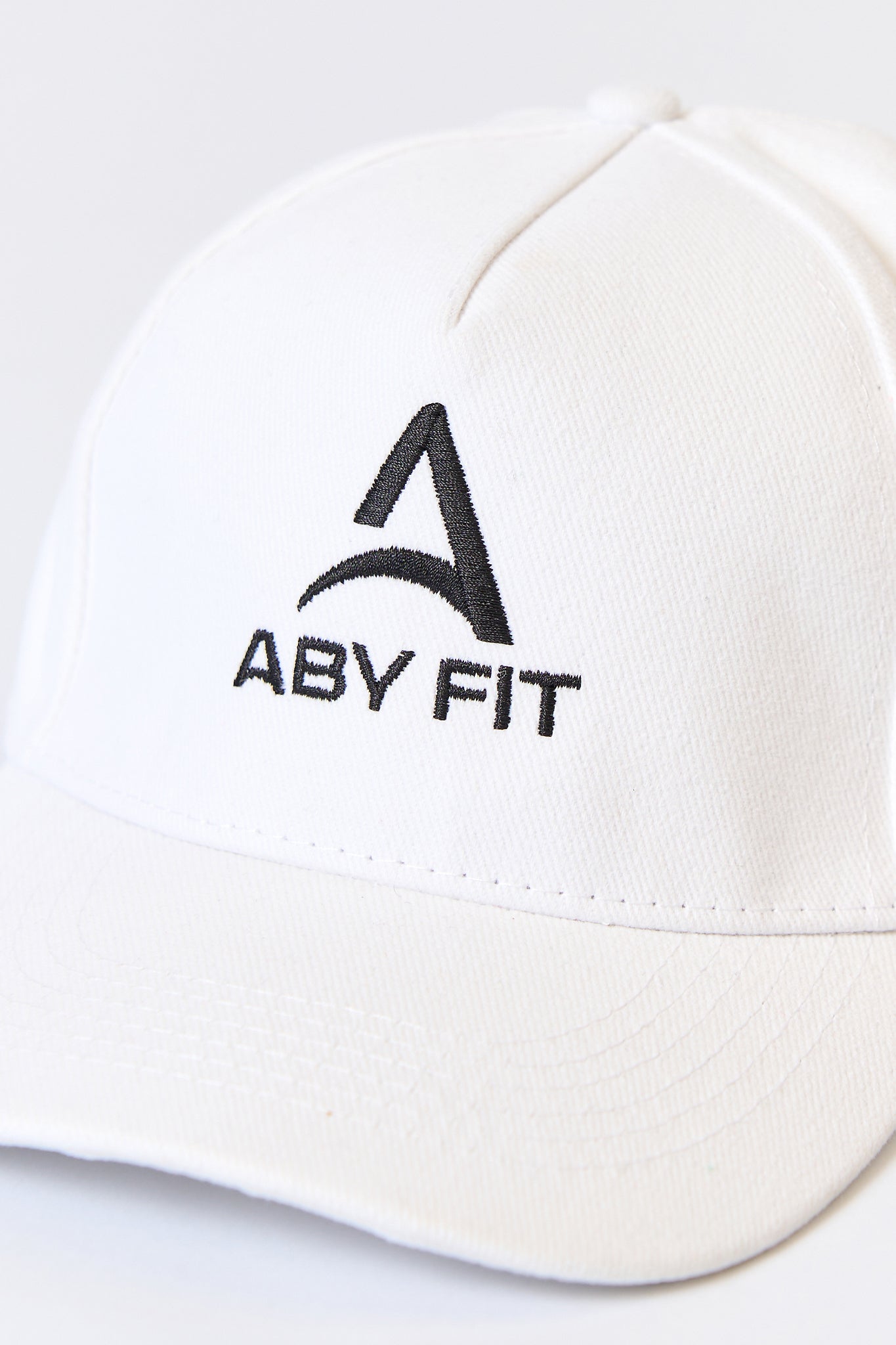 CZARNE LOGO Biała czapka