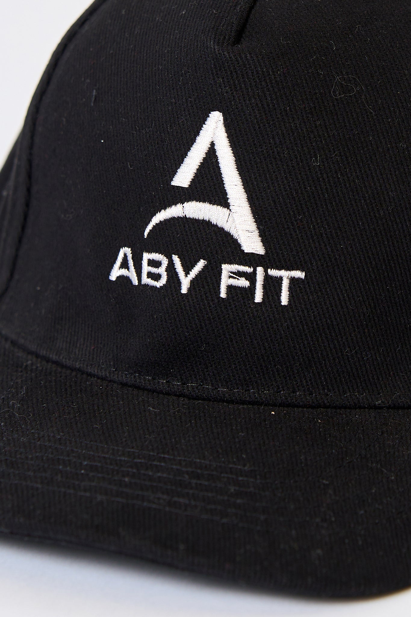 BIAŁA CZAPKA Z LOGO CZARNYM