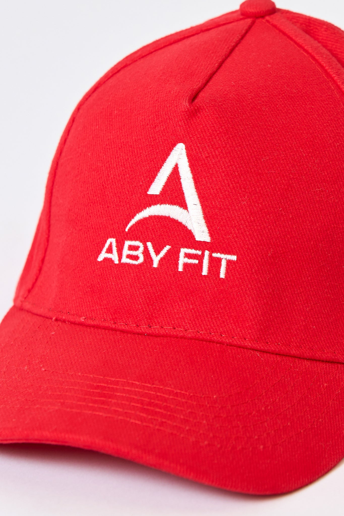 BIAŁY LOGO Czerwona czapka