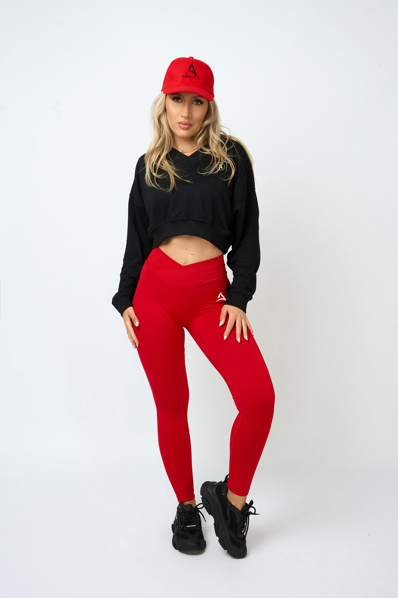 CZARNE LOGO Czerwona czapka