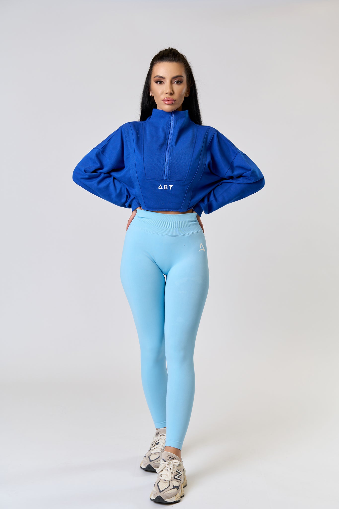 Bluzka CROP ZIP w kolorze niebieskim