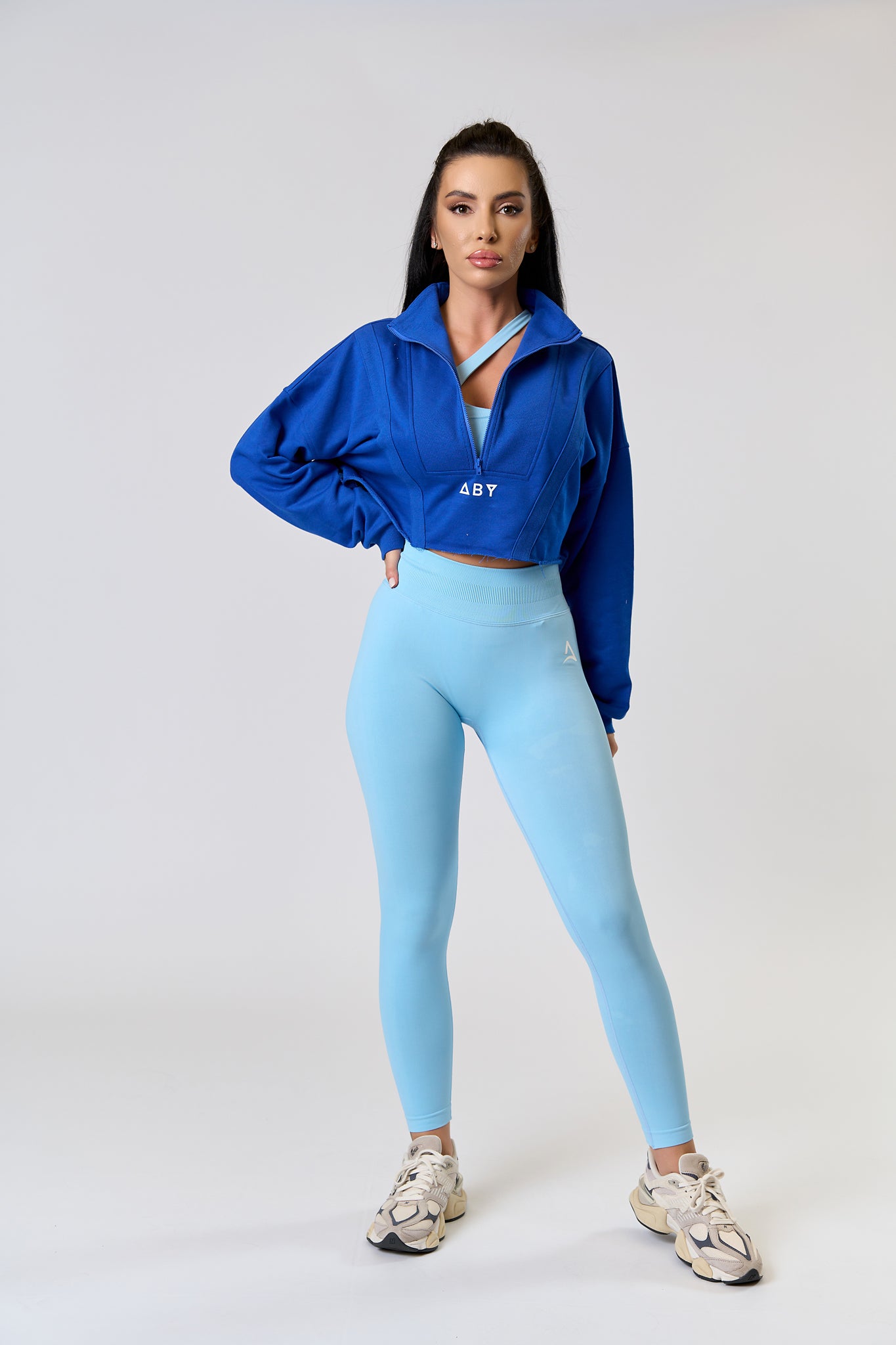 Bluzka CROP ZIP w kolorze niebieskim