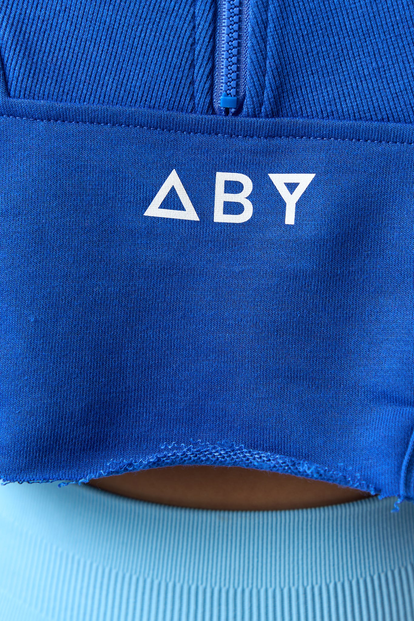 Bluzka CROP ZIP w kolorze niebieskim